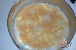 Příprava receptu Obrácený špaldový koláč s meruňkami a vaječným likérem, krok 2