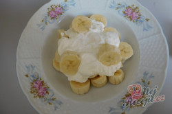 Příprava receptu Banánová pochoutka se zakysanou smetanou, krok 2