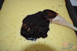 Příprava receptu Kefírová děrovaná buchta s kokosem, krok 5