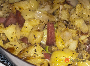 Recept Selská výplata je sytý a levný oběd z brambor a zelí. Vše se připravuje v jednom pekáči.