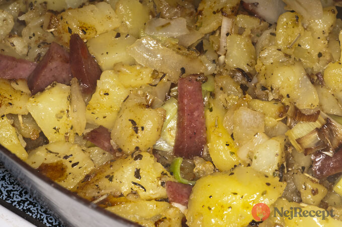 Recept Selská výplata je sytý a levný oběd z brambor a zelí. Vše se připravuje v jednom pekáči.