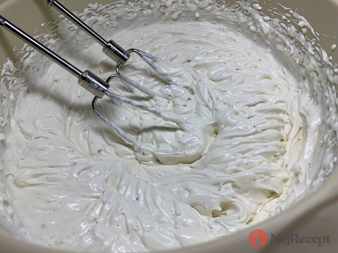 Recept Lehký mascarpone-šlehačkový krém, který se hodí do každého dortu a je hotový za 10 minut.