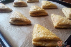 Příprava receptu Kynuté trojúhelníčky plněné ořechovou nádivkou, krok 2