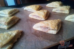 Příprava receptu Kynuté trojúhelníčky plněné ořechovou nádivkou, krok 3