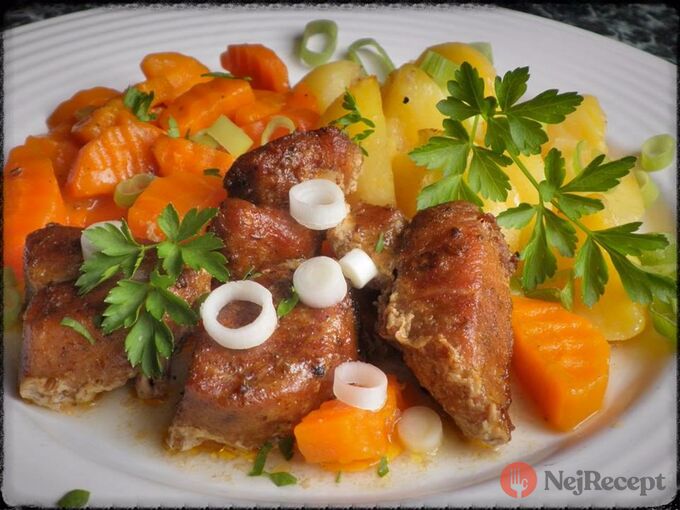Recept Pečené vepřové kostky s bramborem a dušenou mrkví