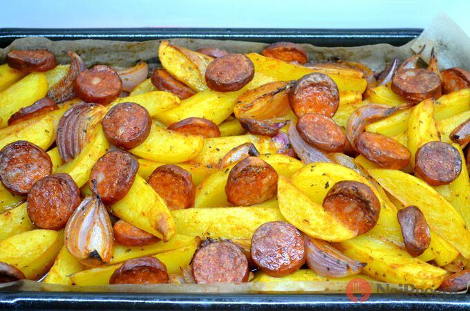 Recept Zapečené brambory s cibulí a párkem