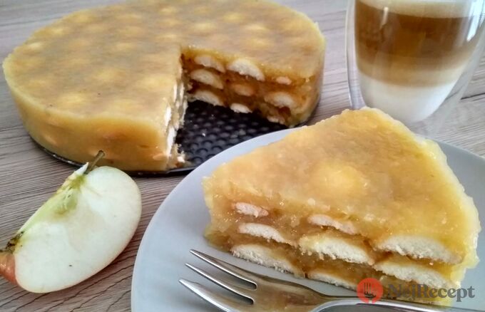 Recept Osvěžijíci nepečený jablečný dortík s piškoty