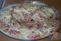 Příprava receptu Prokládaný toust s rajčaty a sýrem, přelitý smetanovou zálivkou, krok 5