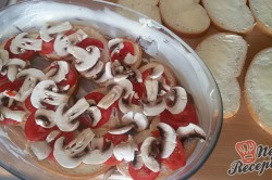 Příprava receptu Prokládaný toust s rajčaty a sýrem, přelitý smetanovou zálivkou, krok 3