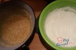 Příprava receptu Linecký ořechový koláček se žloutkovou polevou, krok 8