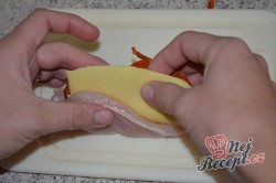 Příprava receptu Kuřecí kapsy se sýrem a salámem, krok 3