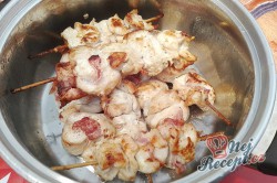 Příprava receptu Špízy z kuřecích prsíček, šunky a smetanového sýra, krok 6
