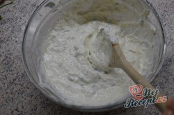 Příprava receptu Kuřecí stehýnka marinovaná v zakysané smetaně, česneku a bylinkách, krok 2