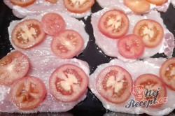 Příprava receptu Vepřové plátky s houbami, rajčetem a sýrem, krok 2