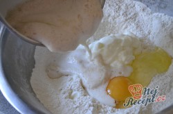 Příprava receptu Mňamkové langoše se strouhaným sýrem, krok 2
