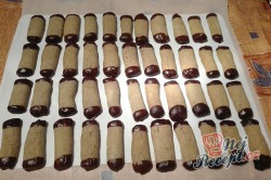 Příprava receptu Oříškové tyčinky máčené v čokoládě, krok 6
