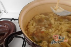 Příprava receptu Zeleninová polévka s kapáním a žampiony, krok 6