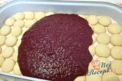 Příprava receptu Nepečené jahodové řezy s čokoládovými sušenkami, krok 6