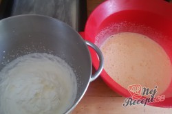 Příprava receptu Dvoubarevná šlehačková bábovka na plechu, krok 4