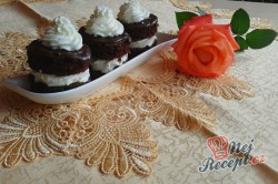 Příprava receptu Čokoládově tvarohové dortíky se šlehačkou, krok 9