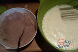 Příprava receptu Litý perník posypaný moučkovým cukrem, krok 5