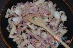 Příprava receptu Zapečené těstoviny s houbami, šunkou a smetanou, krok 3