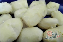 Příprava receptu Jahodové koule z bramborového těsta s osmaženou strouhankou, krok 3