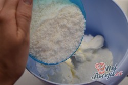 Příprava receptu Křehká kokosová roláda s mascarpone krémem, krok 6