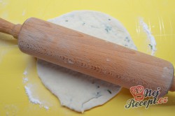 Příprava receptu Výborné jogurtové placky plněné lahodným sýrem připravené za 30 minut, krok 7