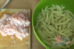 Příprava receptu Těstoviny s kuřecím masem a sýrovou omáčkou, krok 1