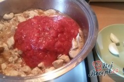 Příprava receptu Těstoviny s kuřecím masem v rajčatové omáčce, krok 4