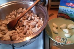 Příprava receptu Těstoviny s kuřecím masem v rajčatové omáčce, krok 3