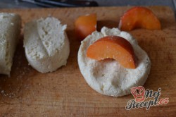 Příprava receptu Tvarohové kuličky plněné s meruňkami, krok 2