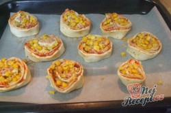 Příprava receptu Pizzovníky z listového těsta se šunkou, sýrem a kukuřicí, krok 5