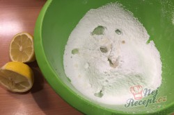 Příprava receptu Cuketový koláč s mákem a citrónovou polevou, krok 14