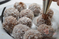 Příprava receptu Nepečené vánoční kokosové kuličky s čokoládou, které máte hotové za půl hodinku., krok 6