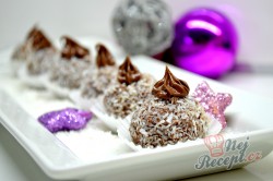 Příprava receptu Nepečené vánoční kokosové kuličky s čokoládou, které máte hotové za půl hodinku., krok 7