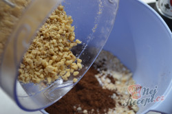 Příprava receptu Ořechový salám obalený v kokosu, krok 2