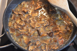 Příprava receptu Kuřecí soté s houbami a bramborovými šiškami, krok 4