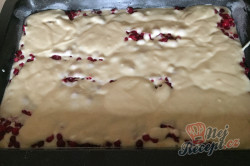 Příprava receptu Nejjemnější koláč ze zakysané smetany se šťavnatým krémem uvnitř, krok 7