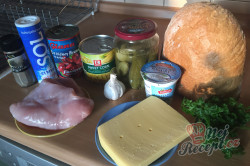 Příprava receptu Lehký salát s kuřecím masem, fazolemi a sýrem, krok 1