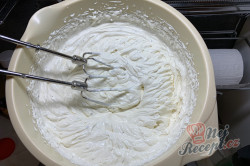 Příprava receptu Lehký mascarpone-šlehačkový krém, který se hodí do každého dortu a je hotový za 10 minut., krok 1