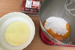Příprava receptu Jemná jahodová bublanina, krok 3