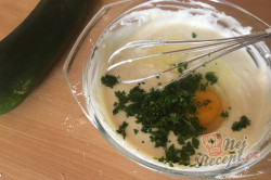 Příprava receptu Cuketa pečená v česnekově-jogurtovém těstíčku, krok 3