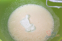 Příprava receptu Tvaroh, vajíčka, zakysaná smetana a broskve jsou základem na vynikající TVAROHÁČEK, krok 3