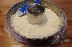 Příprava receptu Nepečený kokosový pamlsek z bábovkové formy připraven za 10 minut., krok 2