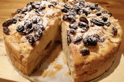 Příprava receptu Jablečný koláč ze zakysané smetany s rozinkami, krok 9