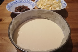 Příprava receptu Jablečný koláč ze zakysané smetany s rozinkami, krok 2