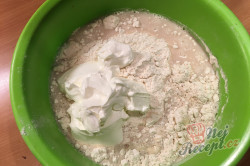 Příprava receptu Nejlepší náhrada chleba z hrnečku. Placky z bílého jogurtu, které zvládne připravit i začátečník., krok 4