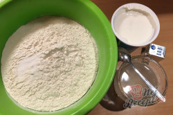 Příprava receptu Nejlepší náhrada chleba z hrnečku. Placky z bílého jogurtu, které zvládne připravit i začátečník., krok 2